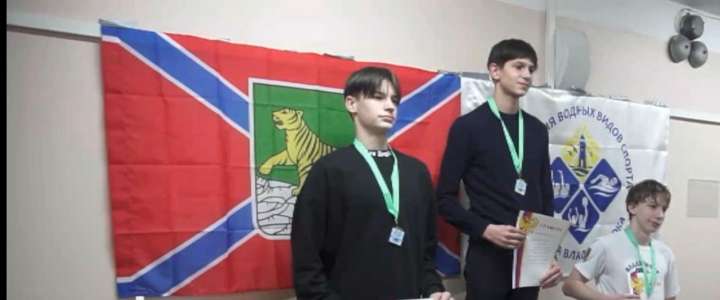 Ученик 9м2 класса МЛШ Андрей Лесовский завоевал одну «золотую», четыре «серебряных» и одну «бронзовую» медали на Первенстве Владивостока по плаванию 