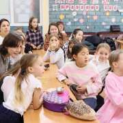 Ученицы начальных классов МЛШ вместе с мамами сыграли в квиз, посвященный Международному женскому дню