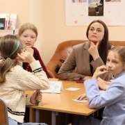 Ученицы начальных классов МЛШ вместе с мамами сыграли в квиз, посвященный Международному женскому дню