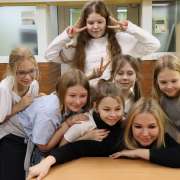 Ученицы начальных классов МЛШ вместе с мамами сыграли в квиз, посвященный Международному женскому дню