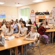 Ученицы начальных классов МЛШ вместе с мамами сыграли в квиз, посвященный Международному женскому дню