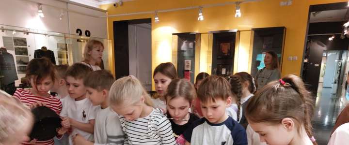 «Письмо с войны хранится»: ученики 1м1 класса МЛШ познакомились с письмами фронтовиков в Музее истории Дальнего Востока имени Арсеньева 