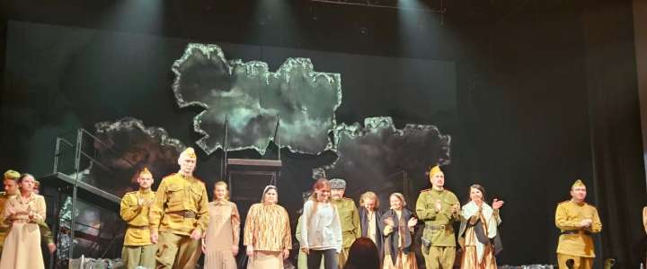 Ученики 4м1 класса МЛШ посмотрели спектакль «Сын полка» в Театре молодежи 